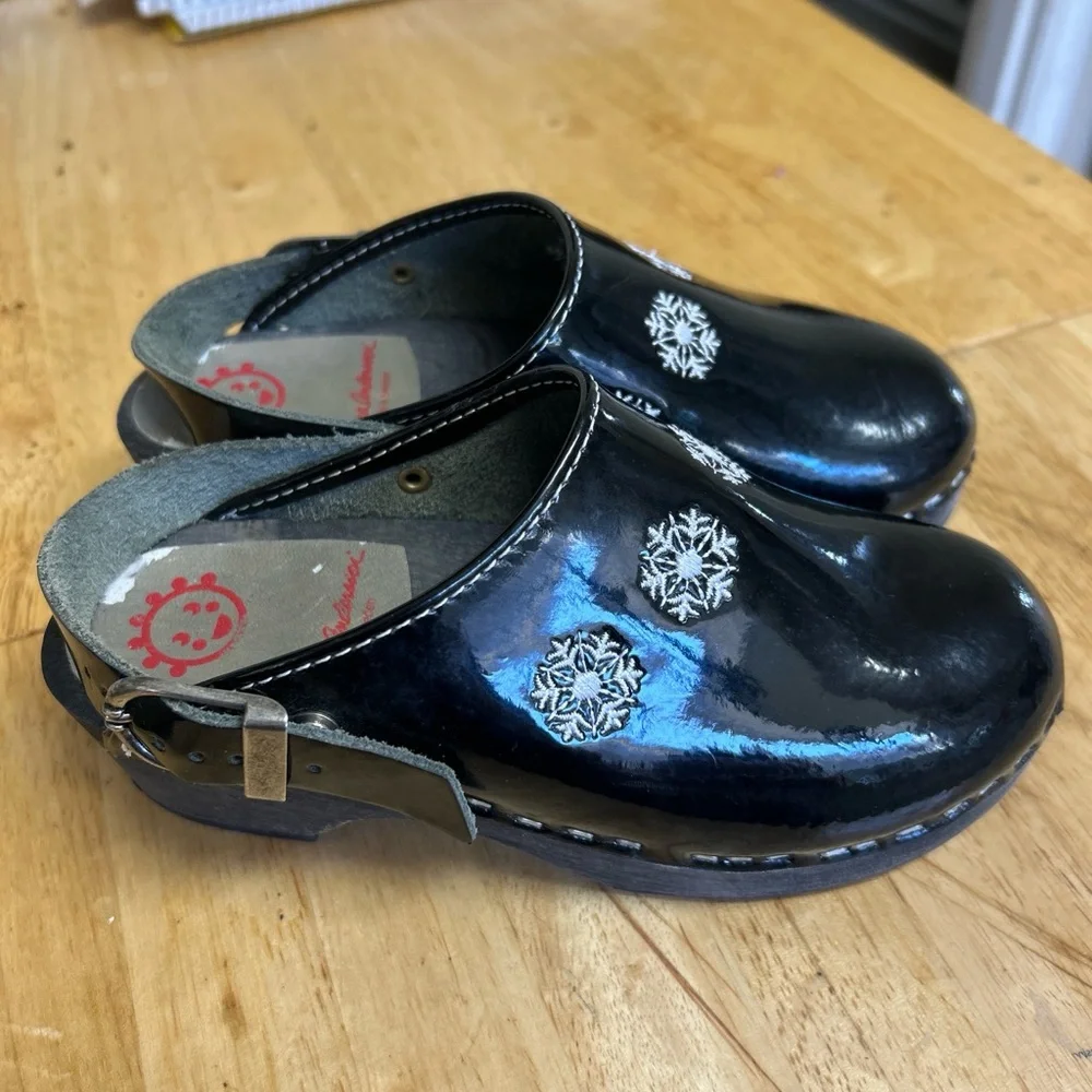 Black Slippers with Comfortable Footbed and‎ Open Back
